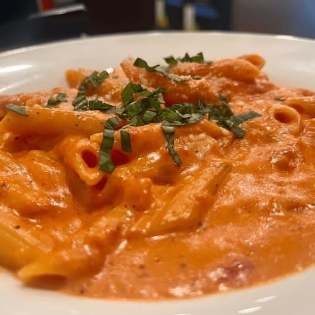 PENNE ALLA VODKA WITH CHICKEN ENTRÉE.