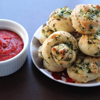 GARLIC KNOTS WITH SAUCE
