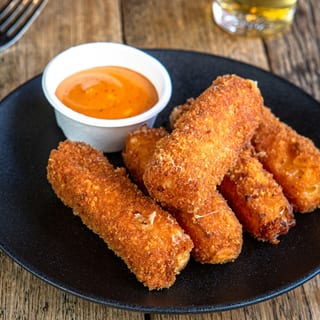 MOZZARELLA STICKS & SAUCE